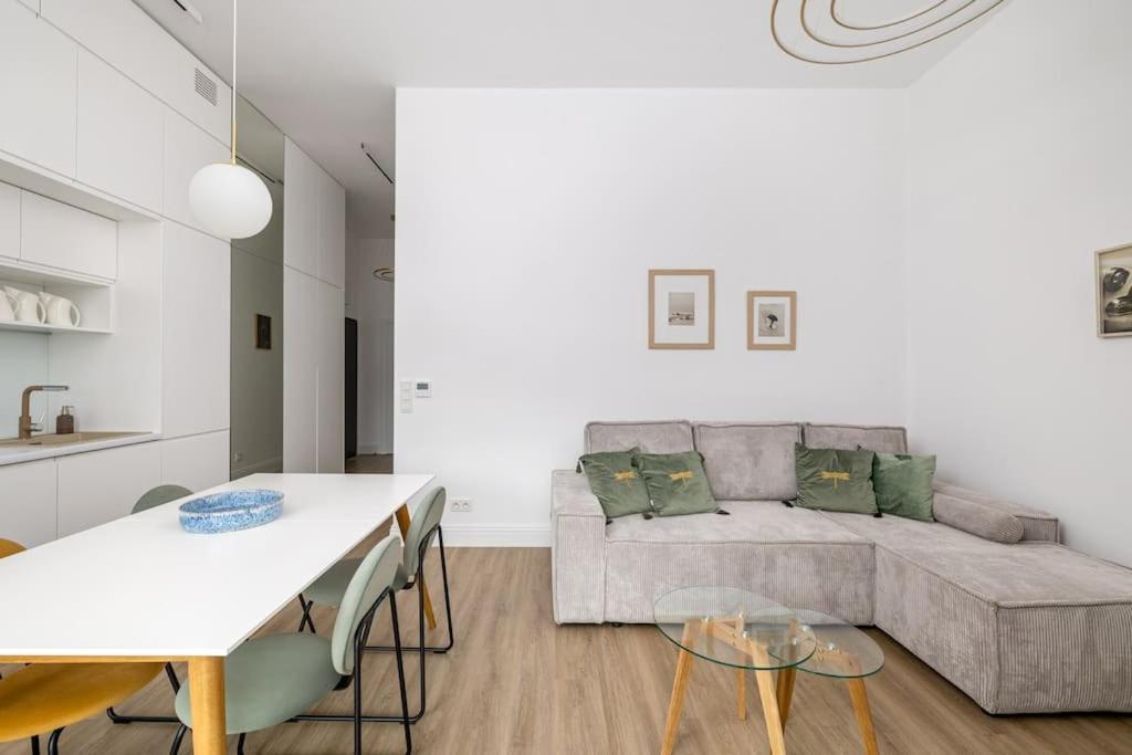 Apartment 2-bedroom With Parking Near Metro