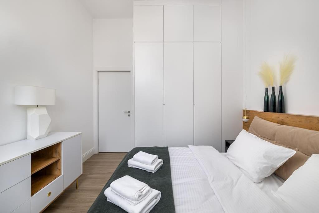 2-bedroom With Parking Near Metro * Warsaw
