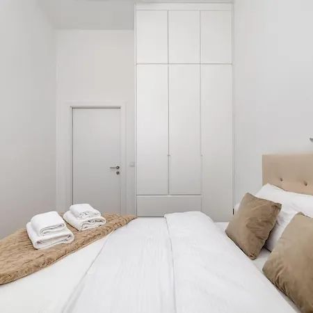 2-Bedroom Apartment With Parking Near Metro Warsaw Exterior photo