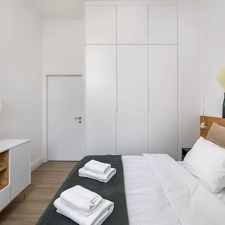 2-Bedroom Apartment With Parking Near Metro Warsaw Exterior photo